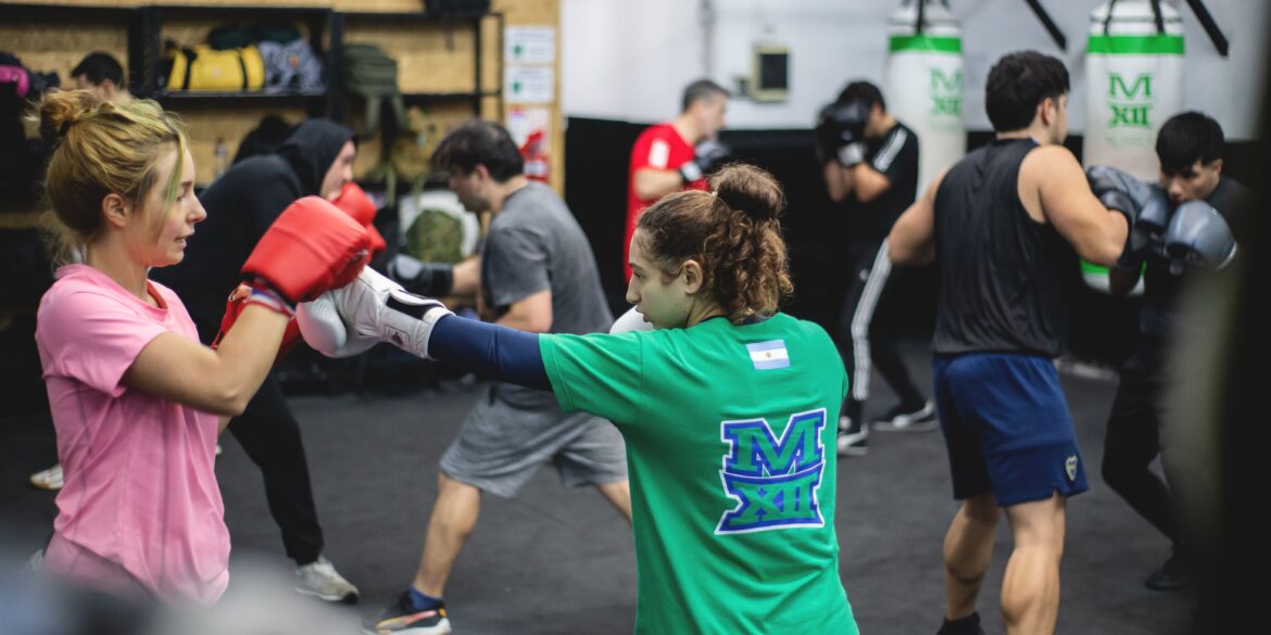 people in the gym boxing